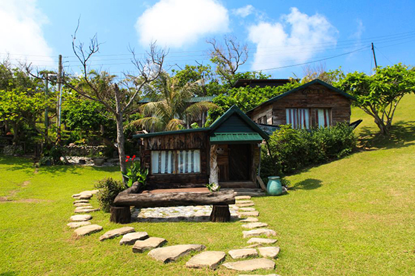 倚山傍海的牛山呼庭小木屋 (圖片來源／花蓮縣政府)