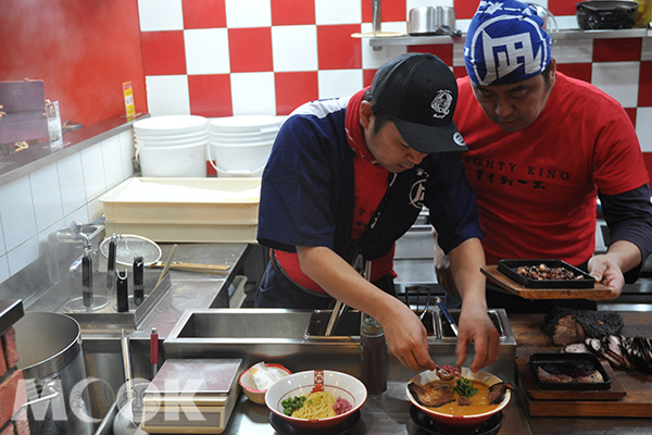 Hugh Mangum(修麥根)與生田智志(Ikuta Satoshi)兩大主廚製作拉麵過程 (攝影／MOOK景點家高嘉俊)