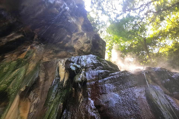 台灣最美麗的野溪溫泉，需通過陡峭的山路，溯過激烈的溪流之後才會到達如同仙境一般美麗的栗松溫泉 (圖片來源／台東縣政府)