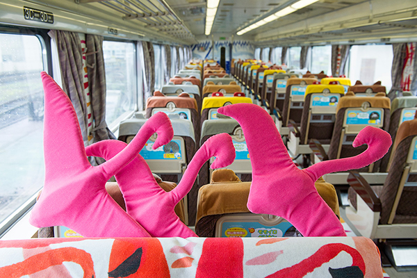 旭山動物園號四號車廂有大群的鳥 (圖片來源／北海道旅客鐵道)