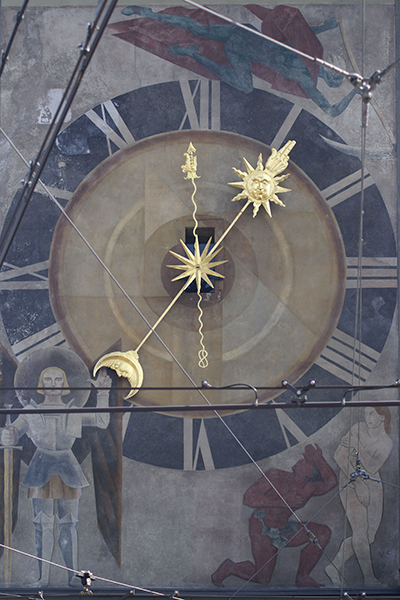 西面是一般的時鐘，鐘面下的繪畫為亞當夏娃被逐出伊甸園 (圖片來源／Wikipedia)