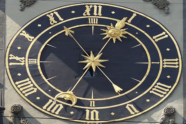 東面的鐘樓有兩個時鐘，此為上方的時鐘，用以顯示時間 (圖片來源／Wikipedia)