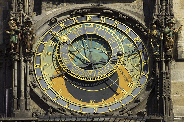 天文鐘為東面鐘樓的下方時鐘，是一種特別設計，能同時顯示天文信息的時鐘。它可以顯示太陽、月亮、星座在該時刻的相對位置，有的更可顯示主要行星的位置 (圖片來源／Wikipedia)