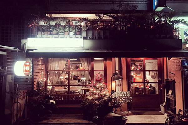 新竹的I’mmat cafe 小墊子，店家裝飾非常有聖誕的節氣氛圍 (圖片來源／I’mmat cafe 小墊子)