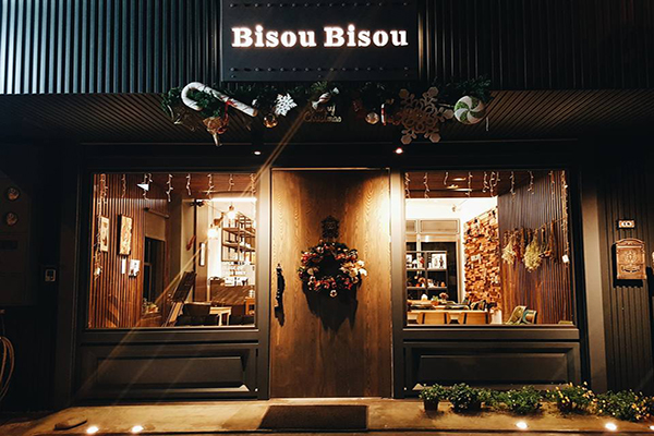 Bisou Bisou Pâtisserie café非常歐式的外觀設計 (圖片來源／Bisou Bisou Pâtisserie café)
