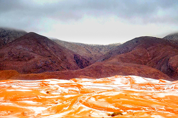 撒哈拉沙漠37年來首次降雪  呈現鮮豔岩漿之色