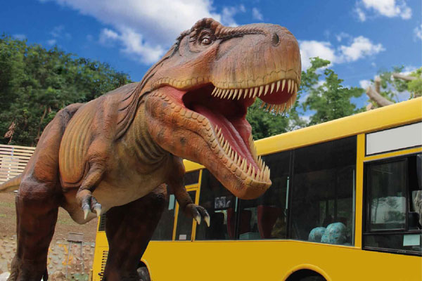 生動逼真的恐龍出現在園區內，讓參觀民眾體驗恐龍的世界。(圖片來源／百果山探索樂園)