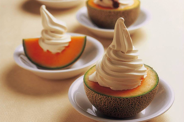 POPURA FARM的哈密瓜霜淇淋有各種各樣的造型與吃法 (圖片來源／POPURA FARM)