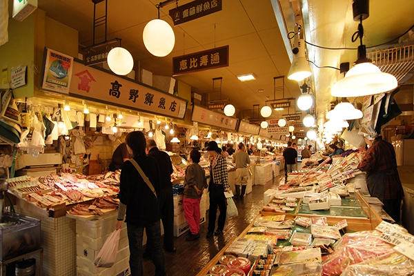 有百萬夜景的函館市，函館朝市是這裡最大的海鮮市場，市場內設有食堂可以享受最新鮮美味的海鮮佳餚 (圖片來源／函館朝市)