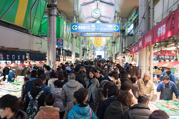 近期相當熱門的金澤市，其近江町市場有來自日本海各式各樣的海鮮，還有許多料理專門店，附近的茶屋街也是徒步即可到達的範圍 (圖片來源／近江町市場)