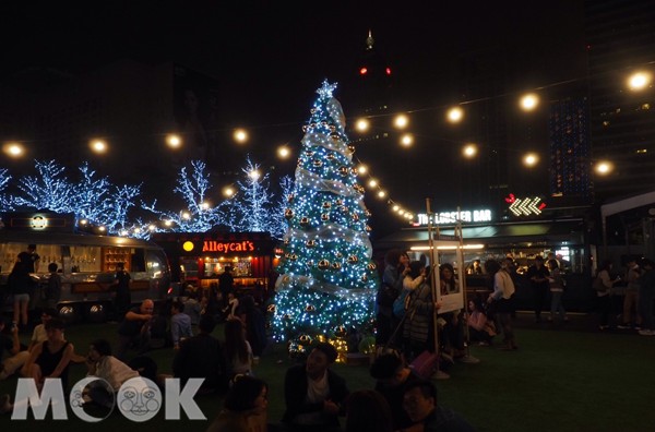 COMMUNE A7內部飲食區域也裝飾有聖誕樹。(圖片提供／雪麗兒)