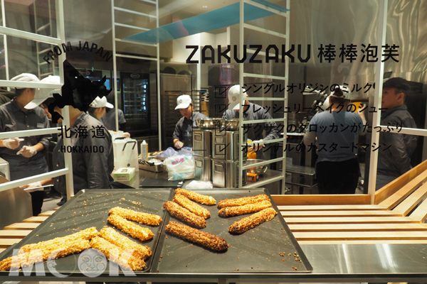 ZAKUZAKU店專注販售一種商品「棒棒泡芙」。(攝影/MOOK景點家張盈盈)