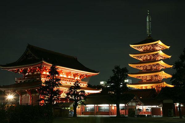 淺草寺為東京都內最古老的寺院，每年跨年也是日本民眾熱門前往的地點，可體驗到日本的習俗 (圖片來源／淺草寺)