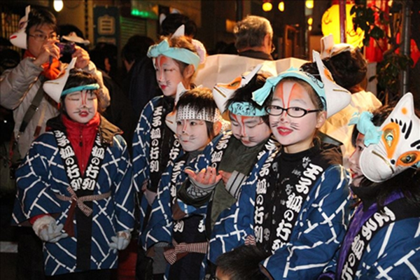 日本最特別的習俗之一，狐狸遊行是王子稻荷神社自1993以來每到除夕都會舉辦的活動，許多身著狐狸裝扮的人會在此地遊行，主要是為祈求小孩子健康幸福地成長 (圖片來源／東京觀光公社)