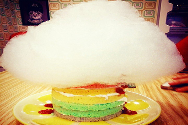 老咩咖啡廳最有特色的甜點之一，棉花糖搭配彩虹蛋糕 (圖片來源／老咩)
