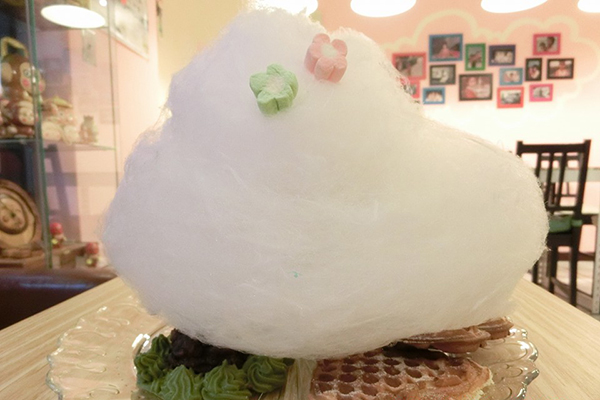 老咩咖啡廳的愛心鬆餅棉花糖外表宛如蘑菇 (圖片來源／老咩)