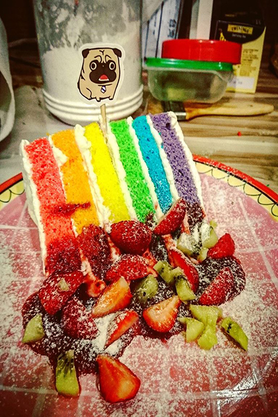 老咩咖啡廳彩虹蛋糕搭配季節限定的草莓 (圖片來源／老咩)