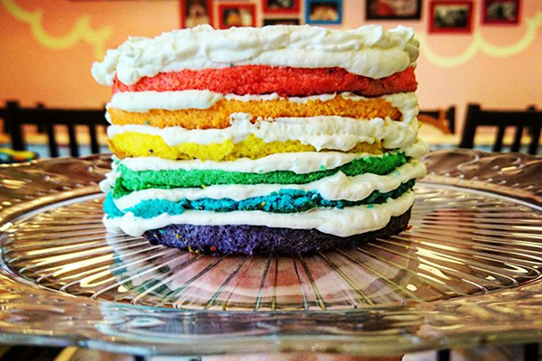 老咩咖啡廳層層堆疊的彩虹糕點 (圖片來源／老咩)