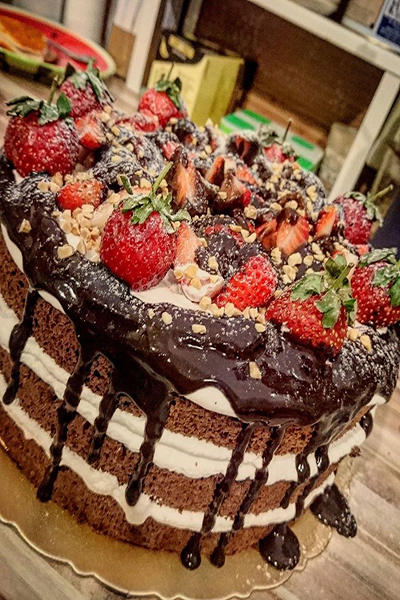 老咩咖啡廳草莓巧克力蛋糕非常的飽滿與充實 (圖片來源／老咩)