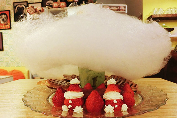 老咩咖啡廳季節限定的草莓愛心鬆餅配上蘑菇外觀的棉花糖 (圖片來源／老咩)