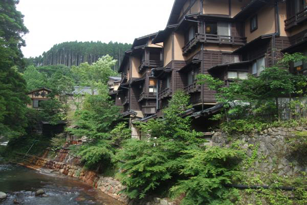 位在阿蘇山山麓的南小國町村莊，是九州最大河川筑後川的源流處。周邊有豐富的自然山水資源與溫泉 (圖片來源／熊本県観光協会)