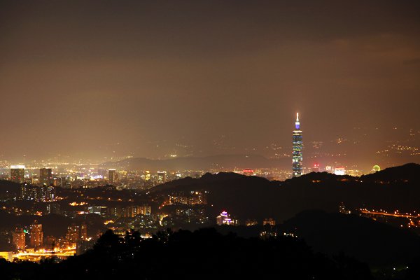 位在木柵山上的貓空也是能將台北夜景盡收眼底的攝影聖地之一 (圖片來源／台北捷運)