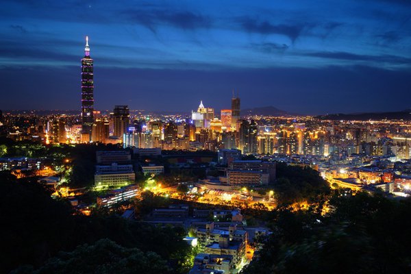 虎山步道的高地涼亭可媲美象山的夜景攝影點 (圖片來源／台北市大地處)