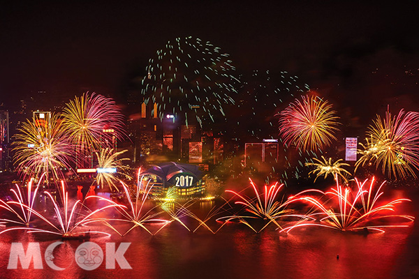 香港跨年倒數以長達600秒的全新煙火秀帶領民眾喜迎新年。 (圖片提供／香港旅遊發展局)