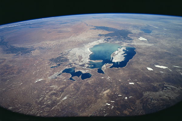 1997年從太空空拍開始消逝的鹹海 (圖片來源／Wikipedia)