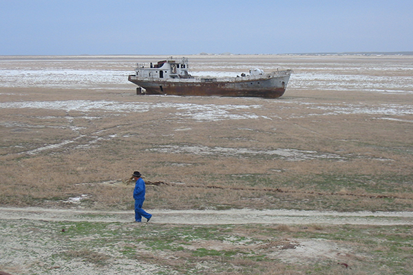 擱淺在過去為鹹海的沙漠上，靠近哈薩克地區 (圖片來源／Wikipedia)