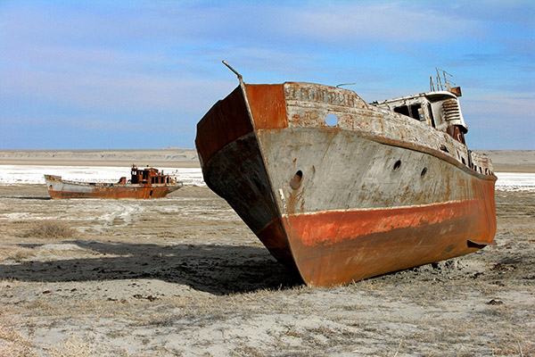 鹹海沙漠成為船舶公墓 (圖片來源／Wikipedia)