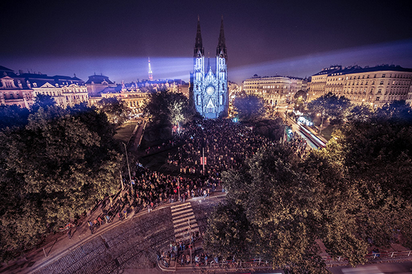 布拉格每年都會舉辦世界聞名的燈光藝術節 (圖片來源／SIGNAL festival)