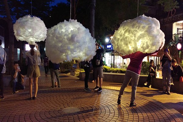 「雲朵」裝置藝術夜間也有打燈照明，展出期間成為爆紅景點。 (圖片來源／台北捷運)