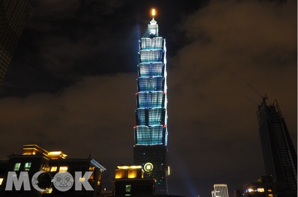 元旦連假後台北101的燈光秀每晚仍持續展演，可把握機會欣賞。(圖片提供／雪麗兒)