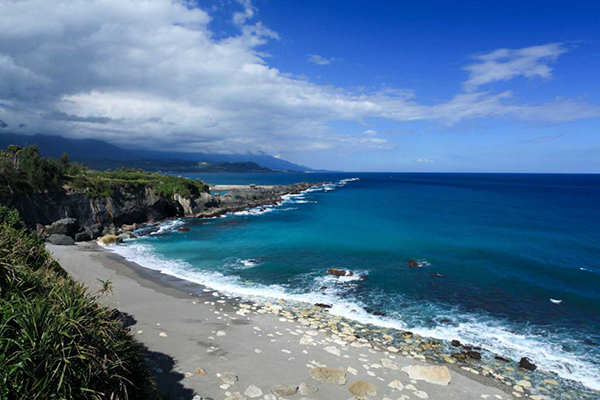 石雨傘海岬岸上原有數隻形狀如傘的海蝕岩柱，目前只剩一隻獨立，看起來像一把雨傘，因而被稱為石雨傘 (圖片來源／台東縣政府)