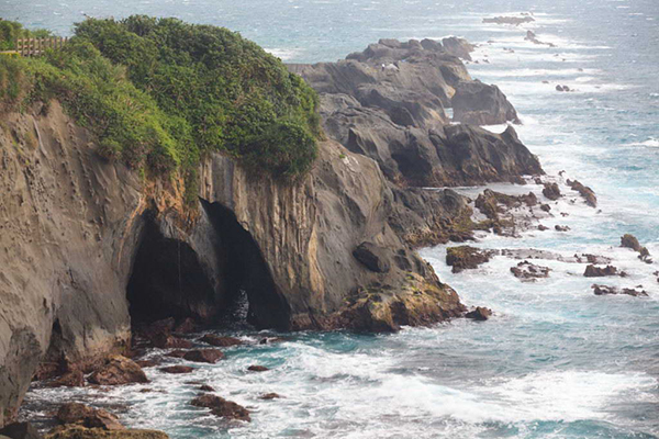 石雨傘遊憩區擁有豐富的海蝕景觀，石空鼻海岬上的石雨傘是其獨特之處 (圖片來源／台東縣政府)