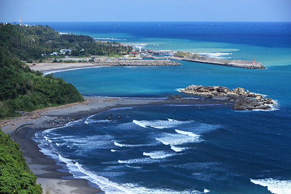 金樽遊憩區可俯瞰金樽灣，遠方的陸連島和啤酒泡沫的白色浪花是百萬級的風景 (圖片來源／台東縣政府)