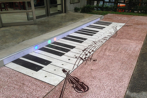 新北市慈生公園打造全台首座地板鋼琴 (圖片來源／新北市三重區公所)