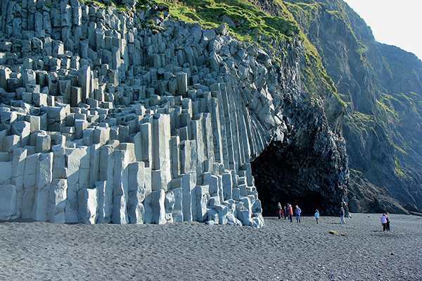 黑沙灘Reynisfjara的特殊岩壁造型是《俠盜一號》導演取景的選擇因素之一 (圖片來源／Sagatours)