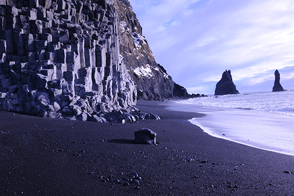 黑沙灘Reynisfjara有宛如外星荒野的特殊造景 (圖片來源／Iceland Mag)