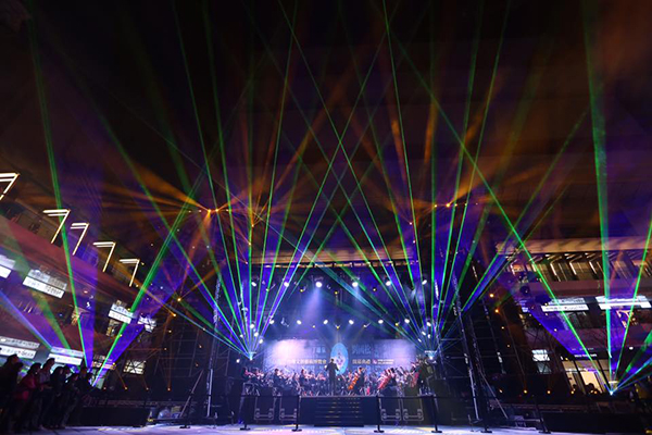 元旦開放的Dali Art藝術廣場，表演炫彩奔騰，充滿迷幻的燈光效果 (圖片來源／台中軟體園區 Dali Art藝術廣場)