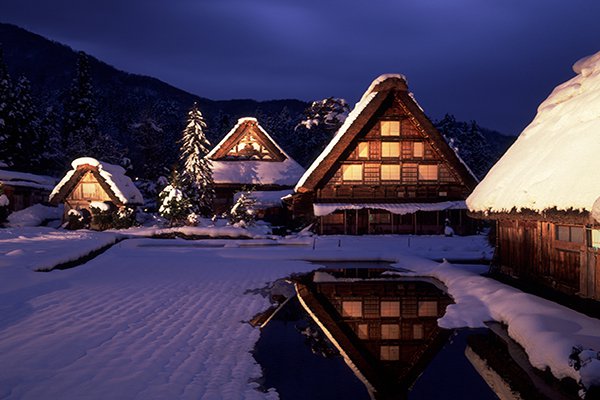 此生必遊的冬季景點不外乎有白川合掌村，每到下雪點燈季節就是世界著名的旅遊聖地之一 (圖片來源／白川村通信)