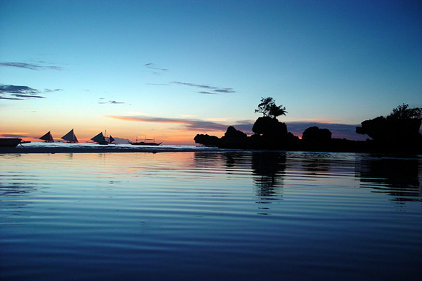 長灘島一直是亞洲熱門的度假島嶼之一，適合每年都來一趟，放鬆身心 (圖片來源／Wikipedia)