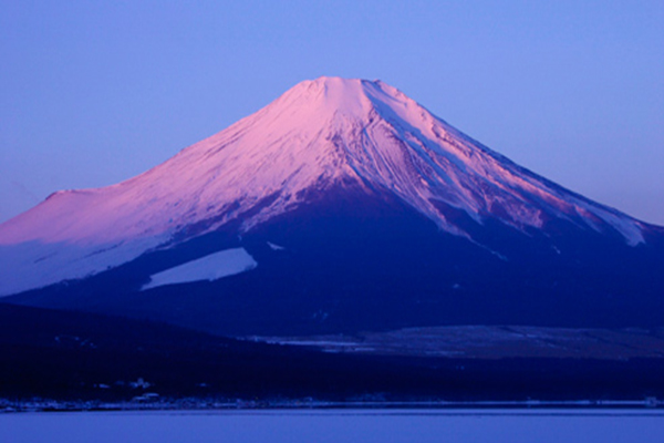 日本富士山是橫跨靜岡縣和山梨縣的活火山，是三大名山之一 (圖片來源／富士山資訊網)