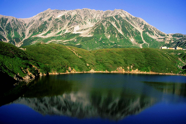 立山位在富山縣的飛驒山脈(北阿爾卑斯)，可一望御庫裏池和御徳里池，倒映出周圍群山及白雲 (圖片來源／Wikipedia)