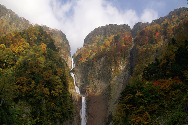 日本最大落差的瀑布，高達35公尺。源自立山山麓流出的水，形成瀑布奔流而下 (圖片來源／立山黑部)