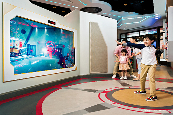 「史達科技旗艦店」內的互動體感遊戲「鐵甲奇俠模擬裝甲」可以讓賓客體驗鋼鐵人的各項裝甲功能。(圖片提供／香港迪士尼樂園)
