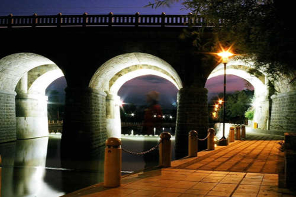 東安古橋的夜景迷人，可以感受歷史的文化特色與氛圍 (圖片來源／新竹關西鎮)