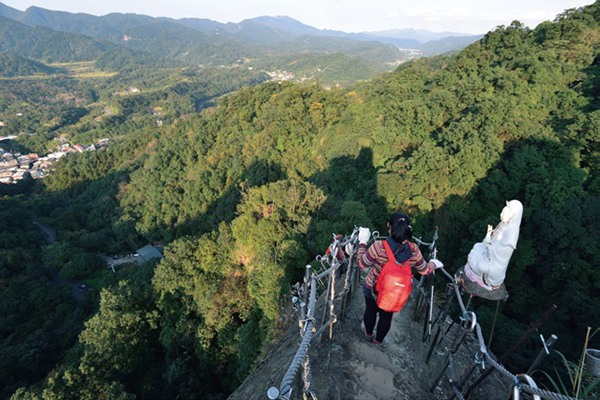 攀登上孝子山最後一段由鋼索做成的懸空鐵梯，可將整個基隆河縱谷一覽無遺 (圖片來源／新北市政府)