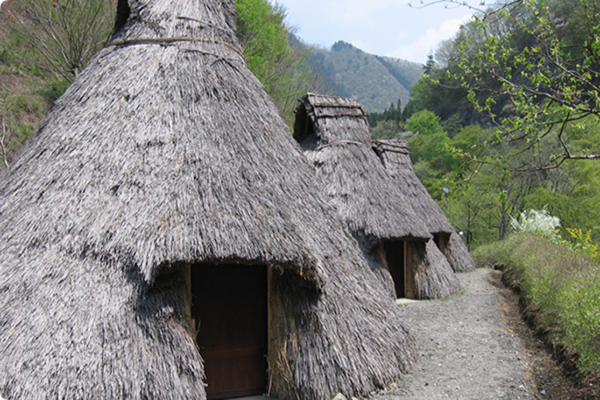 原始村是一間能夠體驗原始環境的住宿設施 (圖片來源／tachikawaonline)